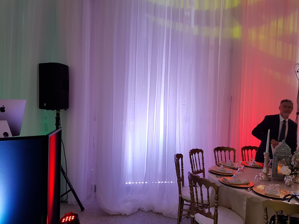 Éclairage Led bar Quad pour rideau blanc. pour salle de réception